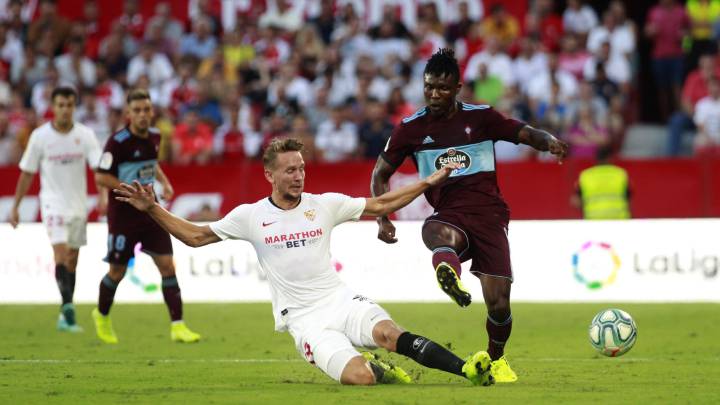 Aidoo pugna por el balón con De Jong