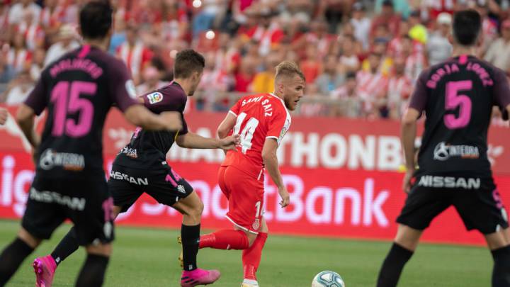Samu Sáiz protege el balón ante varios jugadores del Sporting durante el encuentro de la primera jornada en Montilivi (foto vía Twitter @GironaFC).