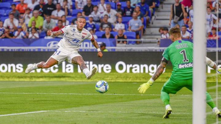 Depay dispara a portería en el Lyon-Girondins