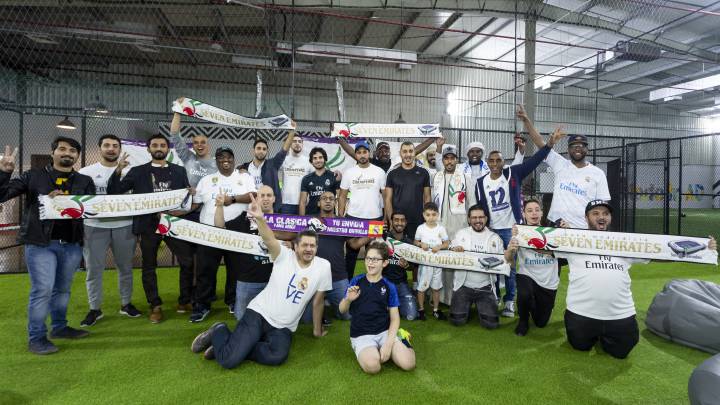 Los miembros de la peña madridista Seven Emirates de Emiratos Árabes Unidos en Abu Dabi.