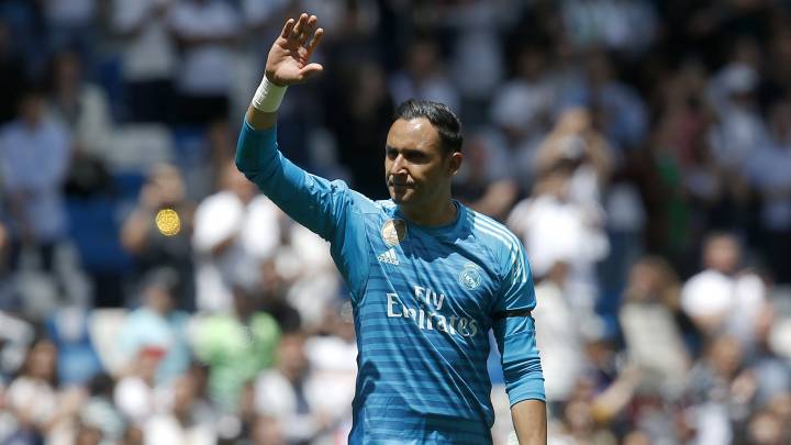 Keylor Navas saluda a la afición con un gesto de adiós tras el partido contra el Betis en la última jornada de LaLiga Santander 2018-2019.