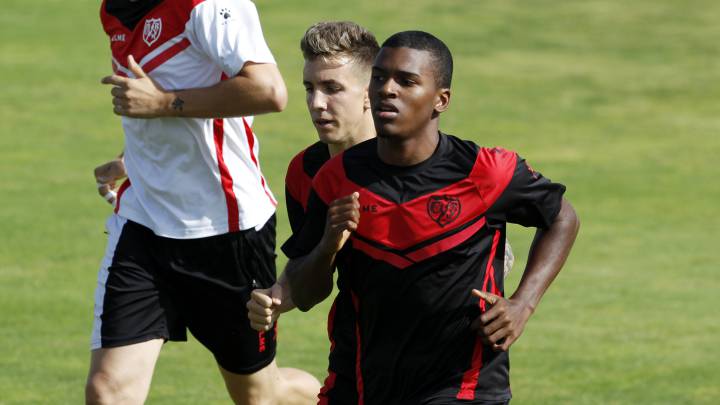 Akieme, junto a Montiel en un entrenamiento.