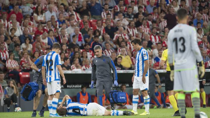 Asier Illarramendi tirado sobre el césped de San Mamés durante el derbi vasco entre Athletic y Real Sociedad el pasado viernes.
