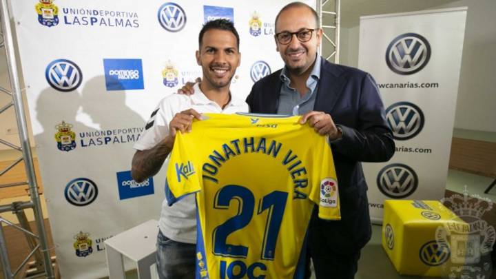 Jonathan Viera posa con su nueva camiseta junto a Rocco Maiorino (foto vía www.udlaspalmas.es).