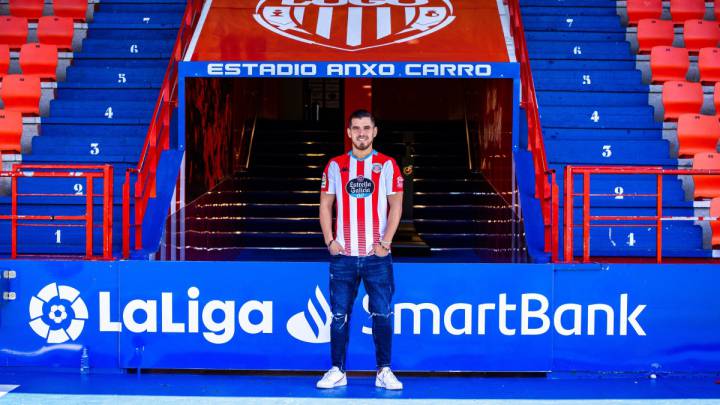 Josete posa con la camiseta del Lugo en el estadio Anxo Carro (foto vía Twitter @CDeportivoLugo).