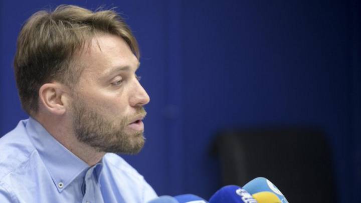 Michu durante una rueda de prensa en el Carlos Tartiere (foto vía Twitter @RealOviedo).