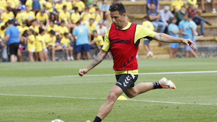 Rubén Castro dispara durante un entrenamiento de la UD Las Palmas esta pretemporada.