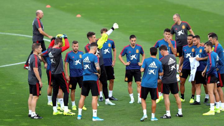 Los jugadores de la selección española durante el entrenamiento de ayer en la ciudad deportiva de Las Rozas.
