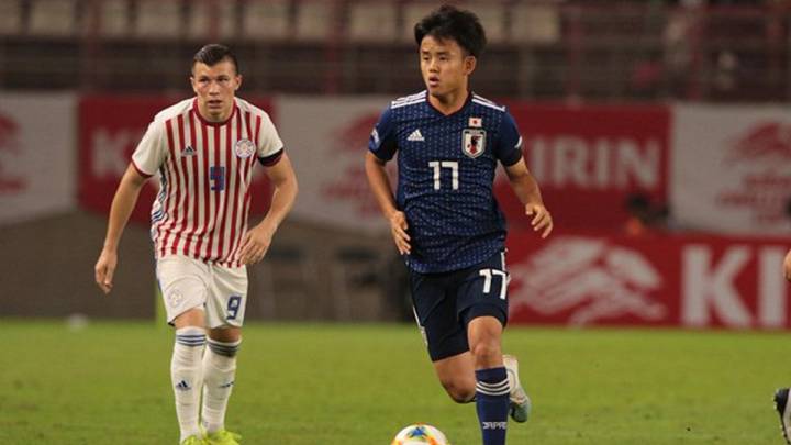 Kubo conduce el balón durante el Japón-Paraguay disputado en el Kashima Soccer Stadium (foto vía Twitter @SeleccionJapon).