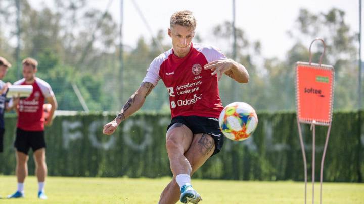 Daniel Wass ejecuta un disparo durante un entrenamiento de esta semana con la selección danesa (foto vía www.valenciacf.com).