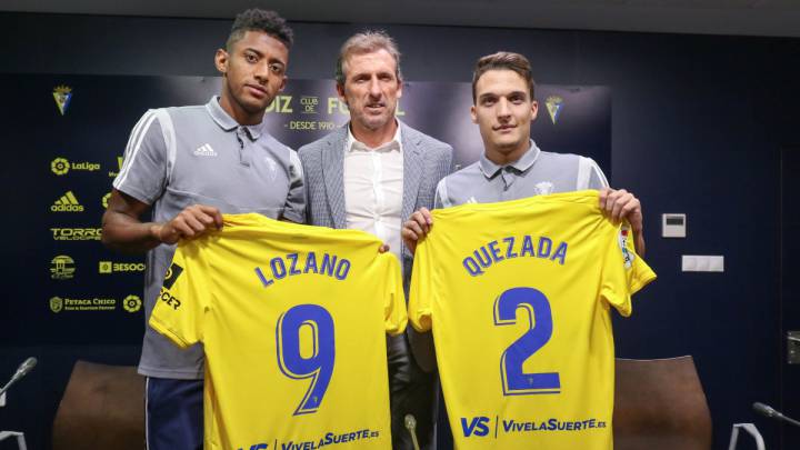 Choco Lozano (izquierda) y Luismi Quezada (derecha) posan con sus nuevas camisetas del Cádiz junto a Óscar Arias (medio) en la sala de prensa del Estadio Ramón de Carranza.