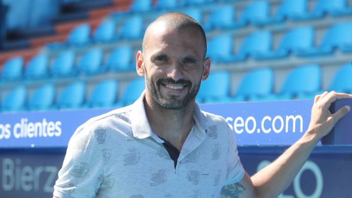 Yuri de Souza, jugador de la SD Ponferradina, posa en el estadio de El Toralin de Ponferrada para la entrevista con As.