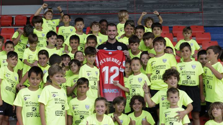 Mathieu Peybernes posa con su nueva camiseta en las gradas del Anxo Carro junto a los niños del III Campus Multideporte organizado por la escuela de fútbol sala Lugo Sala (foto vía Twitter @CDeportivoLugo).