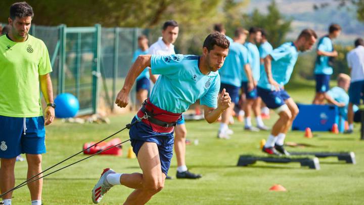 Javi López lleva nueve años triturando laterales