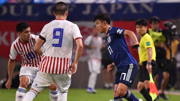 Kubo ante Blas Riveros (izquierda) y Braian Samudio (centro) durante el amistoso entre Japón y Paraguay disputado en el Kashima Soccer Stadium.