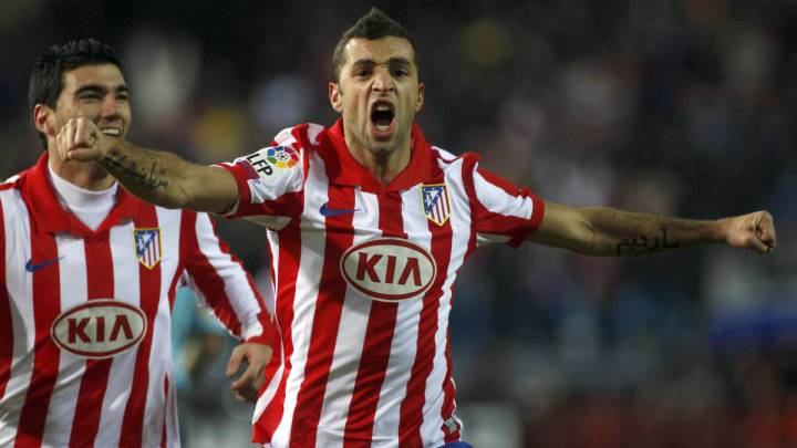 Simao celebra un gol con el Atlético