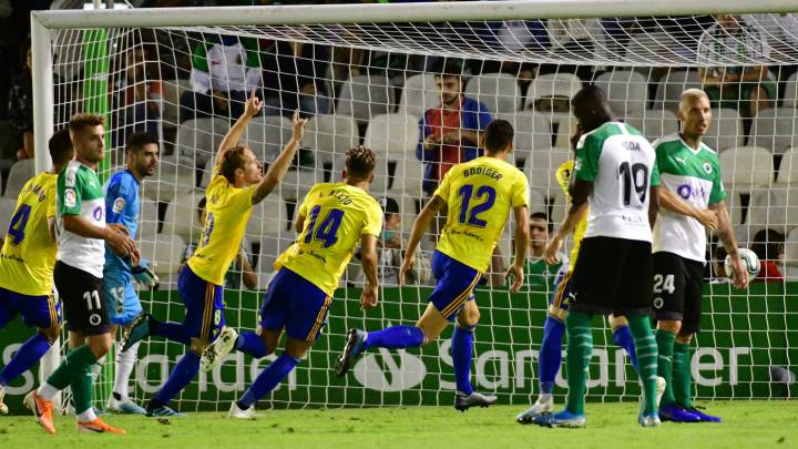 Alegría del Cádiz tras el gol de Álex Fernández