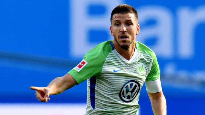 Ignacio Camacho conduce el balón durante el partido el Bayer Leverkusen-VfL Wolfsburg de la temporada 2017/2018.
