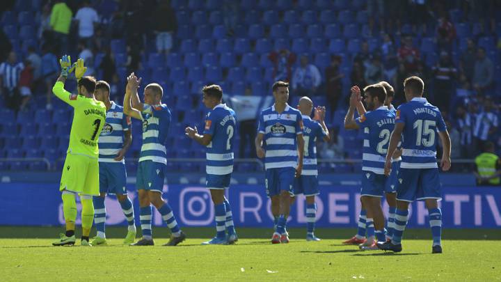 Los jugadores del Deportivo saludan a su afición tras el partido contra el Albacete