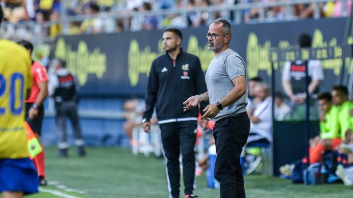 Álvaro Cervera dirigiendo al Cádiz durante el amistoso disputado en el Carranza ante el Málaga esta pretemporada.