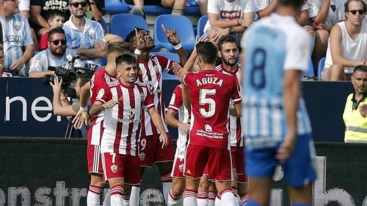 Los jugadores del Almería celebran el tanto anotado por Sekou que les dio la victoria en La Rosaleda ante el Málaga.