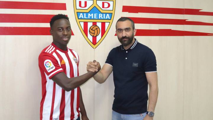 Appiah posa junto a Mohammed El Assy durante su presentación como jugador del Almería.