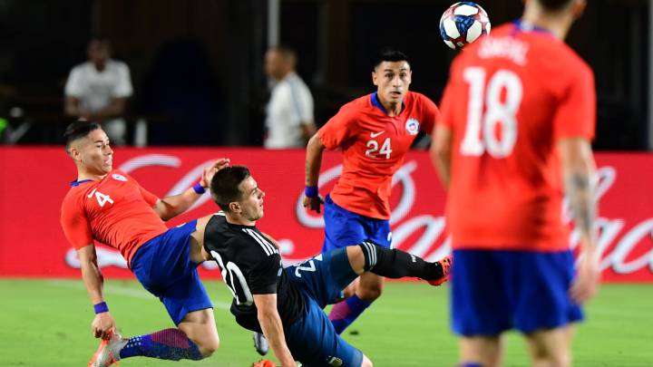 Lo Celso pugna con Óscar Opazo por un balón durante el amistoso entre Argentina y Chile disputado en Los Ángeles el pasado fin de semana.