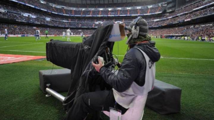 Un operario de cámara de televisión, durante un partido.