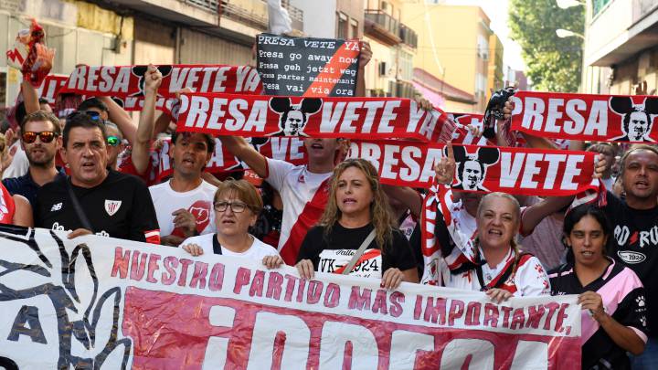 La afición del Rayo Vallecano se manifiesta el año pasado desde el Puente de Vallecas hasta el campo del equipo para protestar por el cierre del estadio de Vallecas y el aplazamiento del partido de la tercera jornada de Liga frente al Athletic Club de Bilbao.