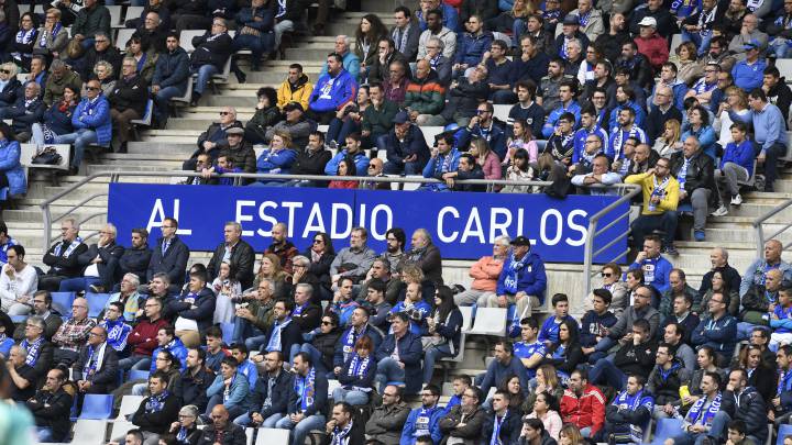 Aficionados del Real Oviedo durante el partido ante el Numancia disputado la temporada pasada en el Carlos Tartiere.