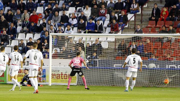 Momento en el que Aitor Sanz anota el 0-1 ante el Albacete en el partido disputado en el Carlos Belmonte en la temporada 2015/2016.