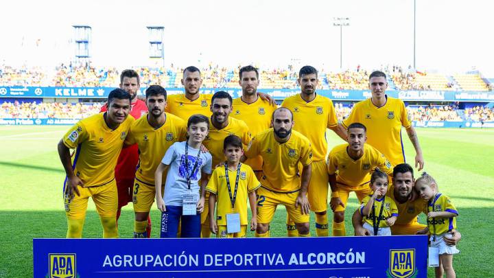 Los once titulares del Alcorcón frente al Zaragoza posan para los medios del club antes del comienzo del partido (foto vía Twitter @AD_Alcorcon).
