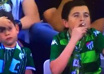 El 'falso niño' que causó revuelo por fumar en el estadio