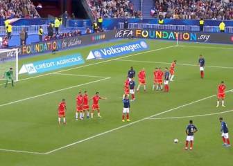 La triquiñuela de Fekir en la falta del 3-0 de Francia a Andorra