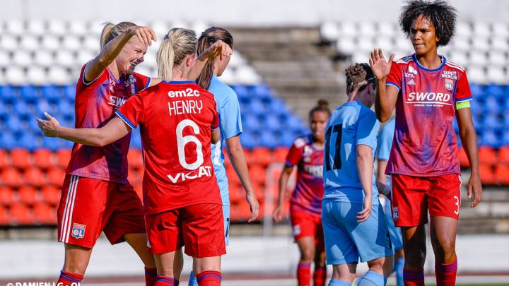 Hegerberg celebra un gol con Henry y Renard.