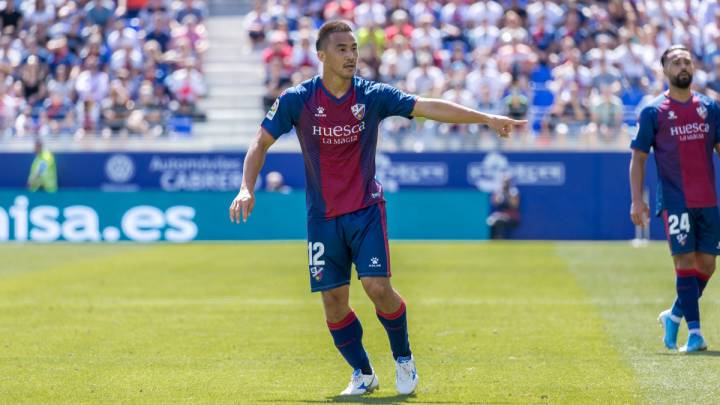 Okazaki sobre el césped del Alcoraz durante el Huesca-Sporting que se saldó con victoria local la última jornada (foto vía Twitter @SDHuesca).