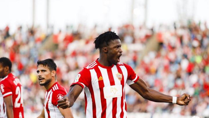 Sekou celebra el gol que anotó para darle la victoria a Almería ante el Huesca en el estadio de los Juegos del Mediterráneo (foto vía Twitter @U_D_Almeria).