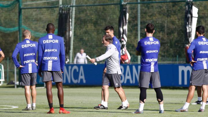 Anquela da instrucciones en un entrenamiento del Deportivo