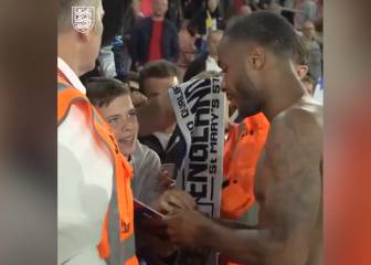 La aplaudida acción de Sterling con un pequeño fan suyo