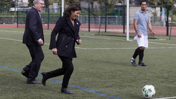 Anne Hidalgo jugando al fútbol durante una visita al centro Emile Anthoine.