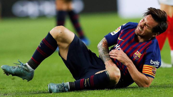 Messi se duele en el campo.