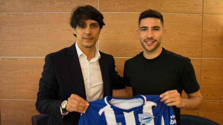 Tachi posa junto al director deportivo Sergio Fernández con la camiseta del Alavés durante su presentación.