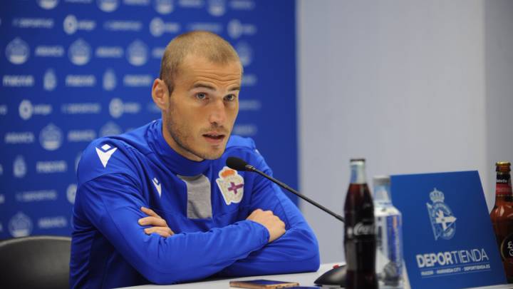 Álex Bergantiños en la sala de prensa de Riazor