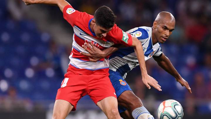 Naldo pugna por un balón contra Carlos Fernández durante el Espanyol-Granada disputado en Cornellá de la última jornada.