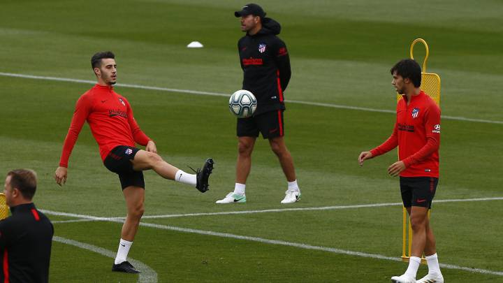 Mario Hermoso y João Félix se ejercitan con Simeone de fondo en un entrenamiento.