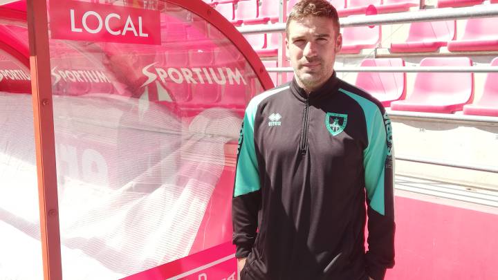 Luis Carrión, entrenador del Numancia, posa en una entrevista para As.