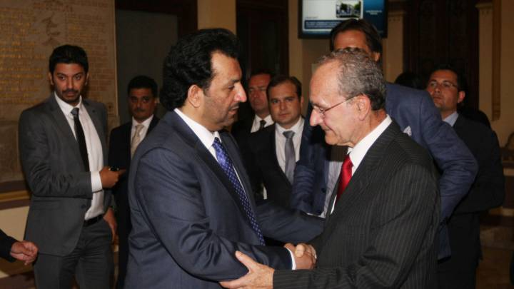 Al Thani responde al alcalde y le invita a visitar Qatar con todos los gastos pagados