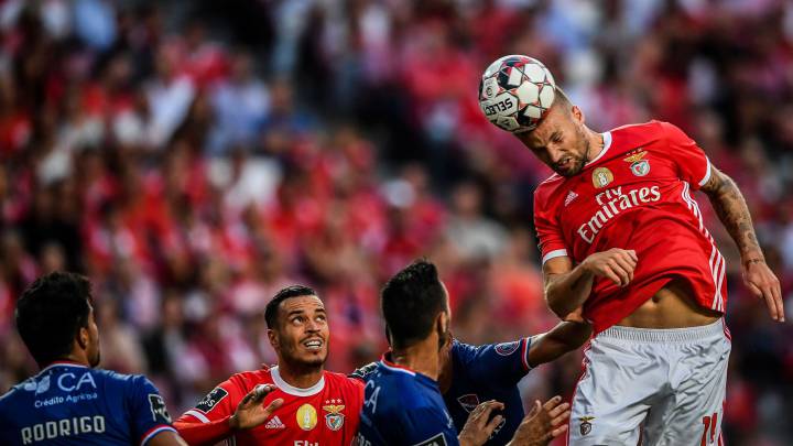 El Benfica gana en casa y sigue la estela del líder Famalicao