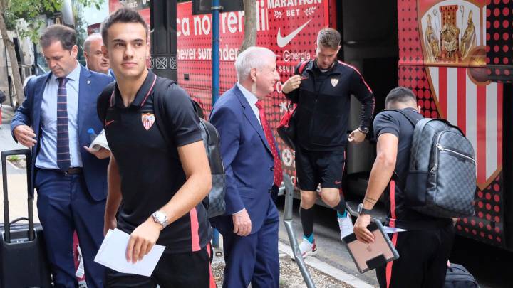 Los jugadores del Sevilla, con Reguilón al frente, en su viaje a la capital vasca.
