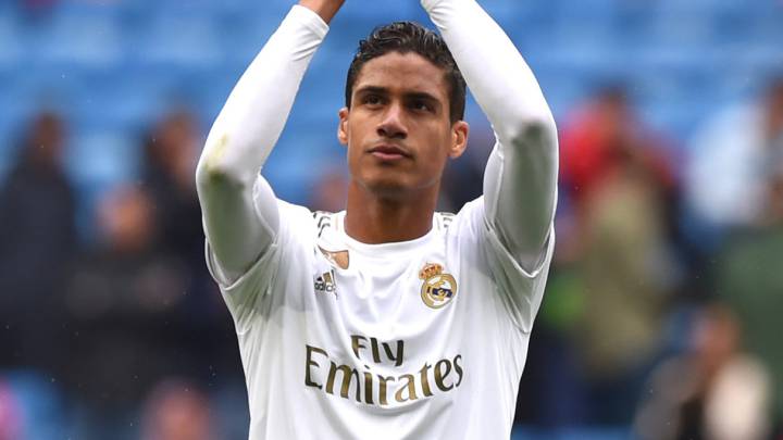Raphael Varane aplaudiendo a la afición del Santiago Bernabéu después de ganar al Levante.
